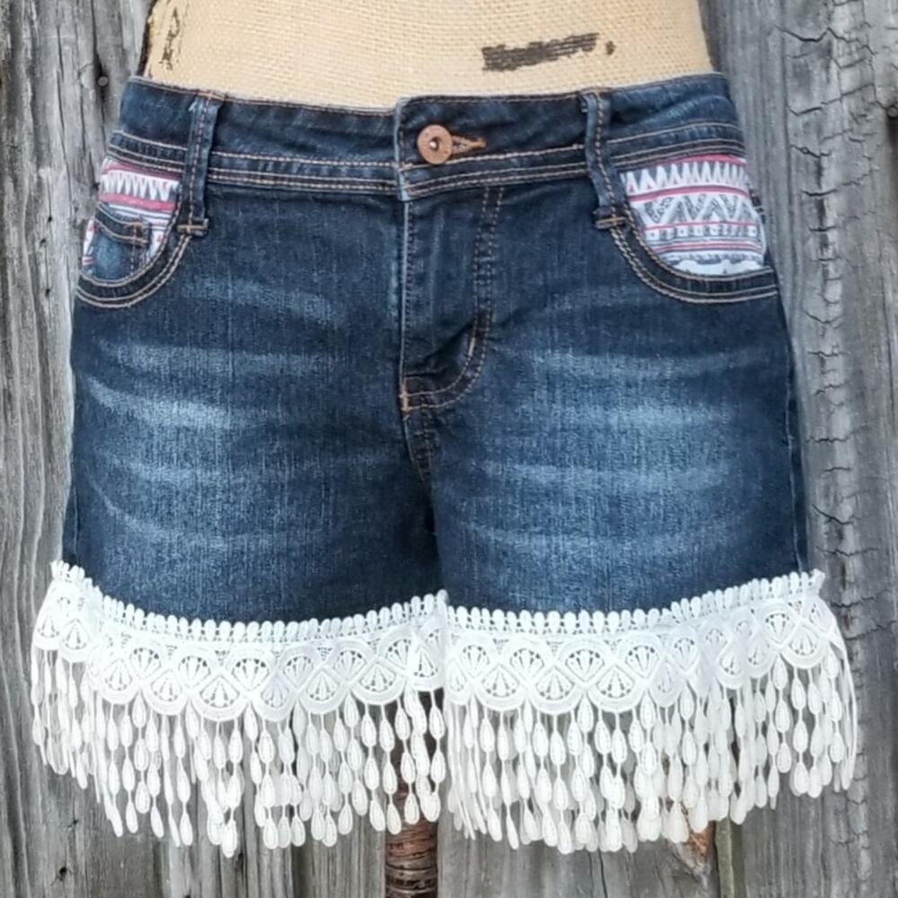Chandelier Fringe Shorts LEI Low Rise Ashley Size 9 Lace Crochet Stretch Denim